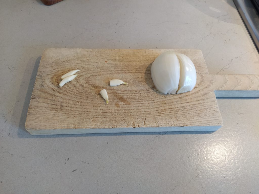 cipolla tagliata e aglio sbuciato